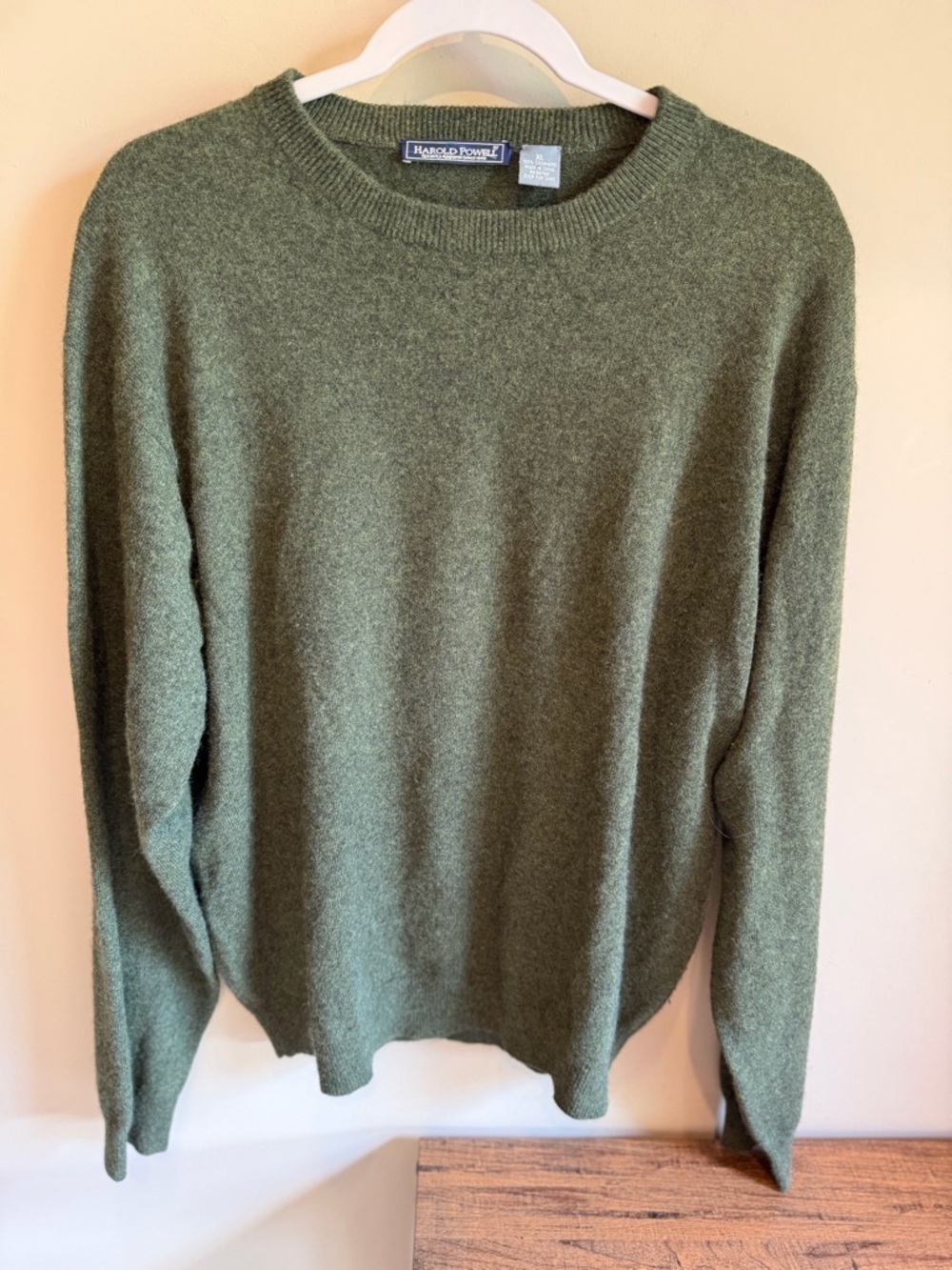 Harold Powell Cashmere Green Crew Neck Sweater. Size Large.